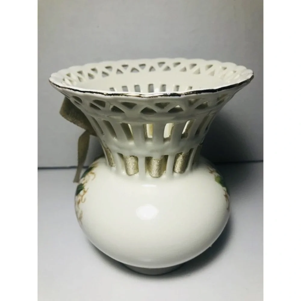 Porcelain Essex MFG Inc Ivory Lattice Christmas Vase In Beautiful Condition